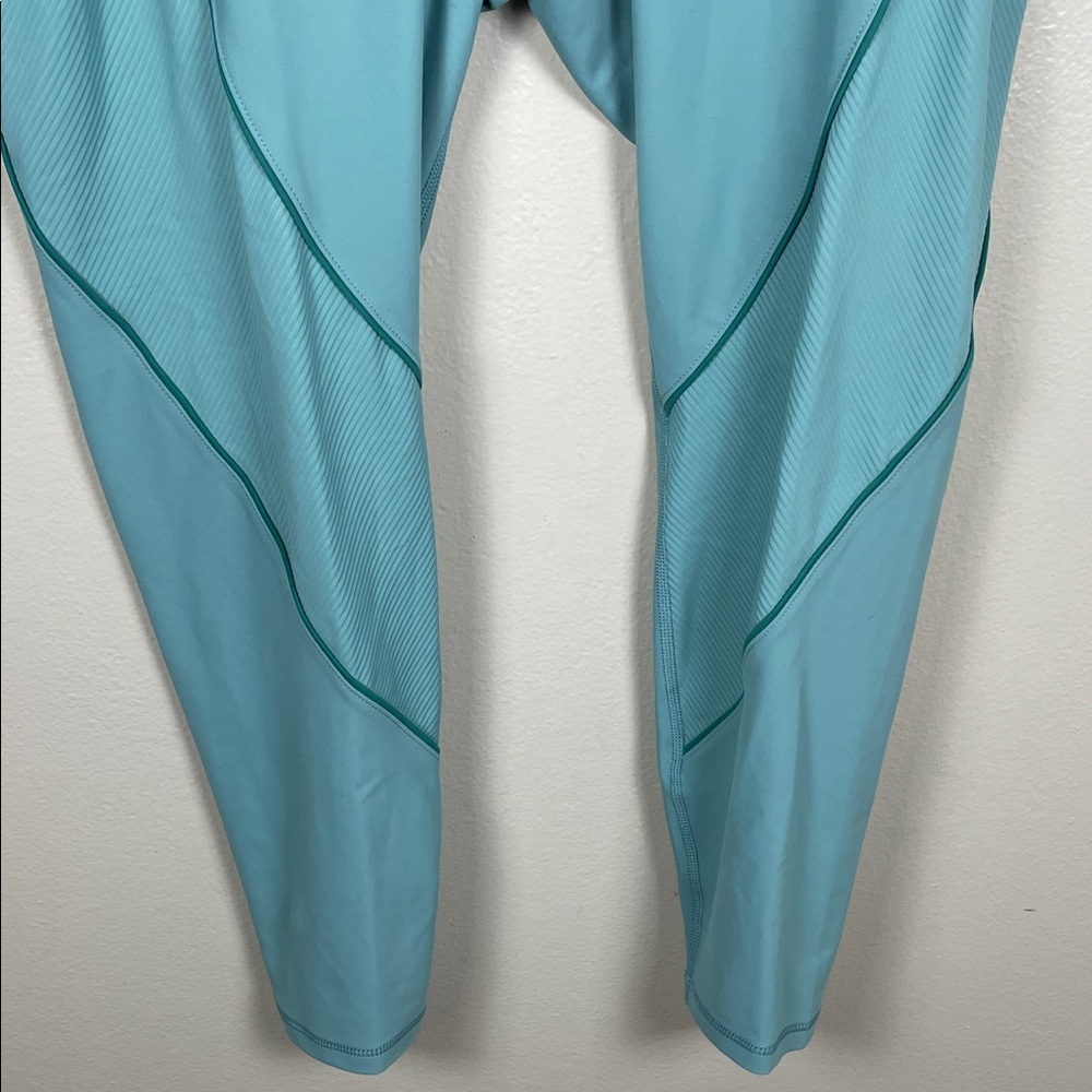 Old Navy Women's Aqua Athletic Leggings. XL - Picture 4 of 10